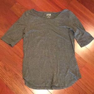 gray mid-sleeve shirt